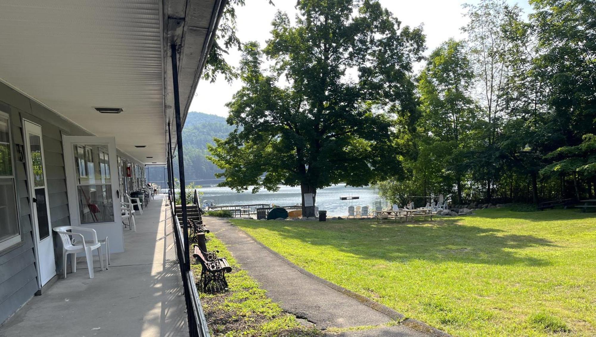Motel Luzerne Lake Luzerne Екстериор снимка