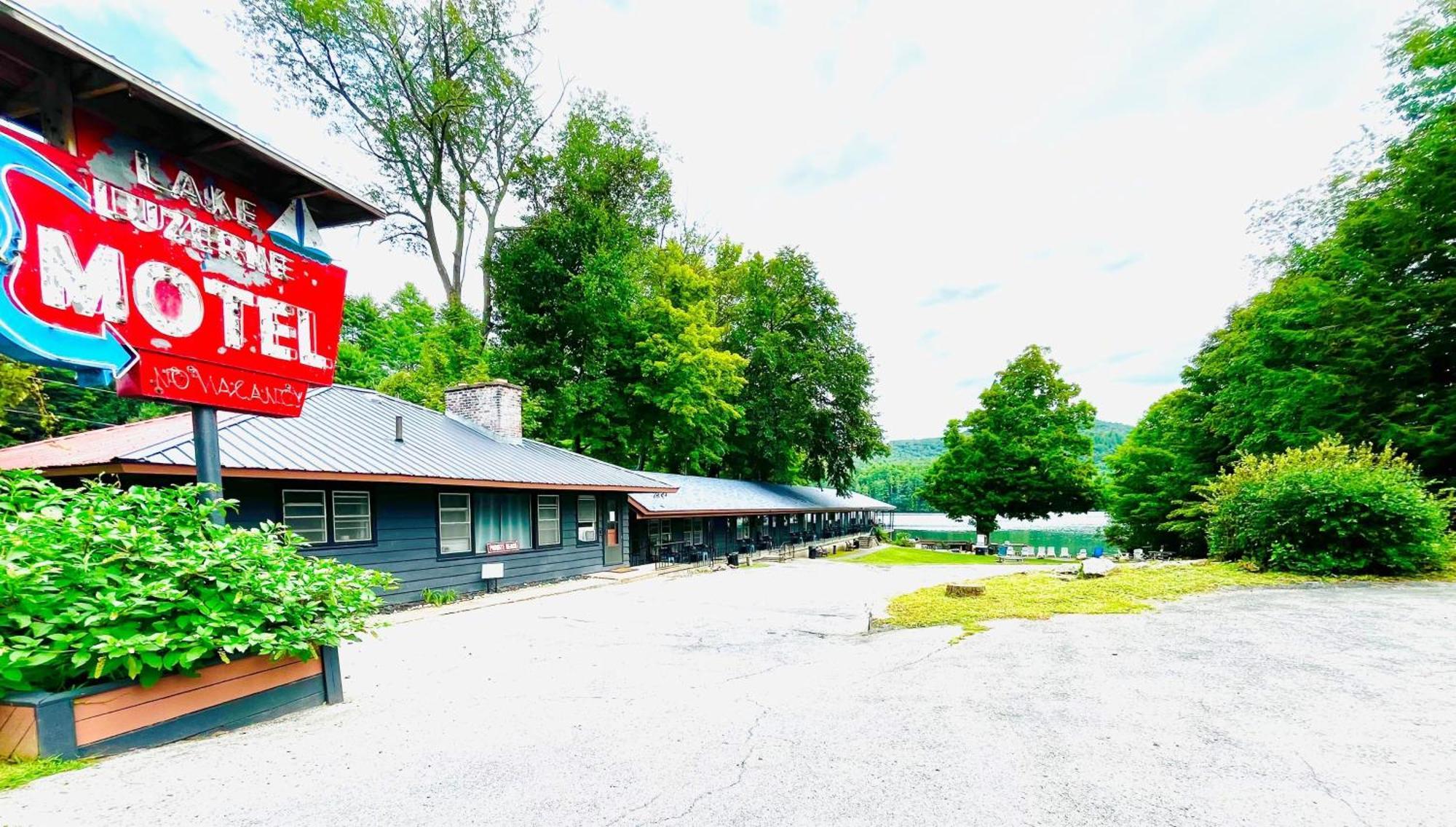 Motel Luzerne Lake Luzerne Екстериор снимка